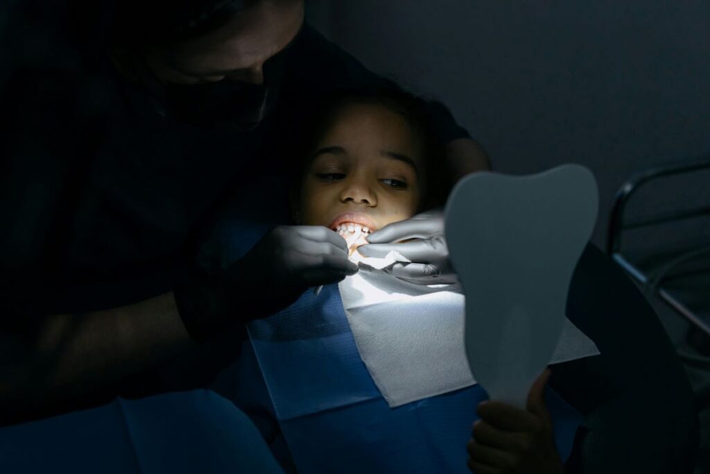 dentysta 10 Czy implanty są zdrowe na dłuższą metę? Analiza korzyści i ryzyka