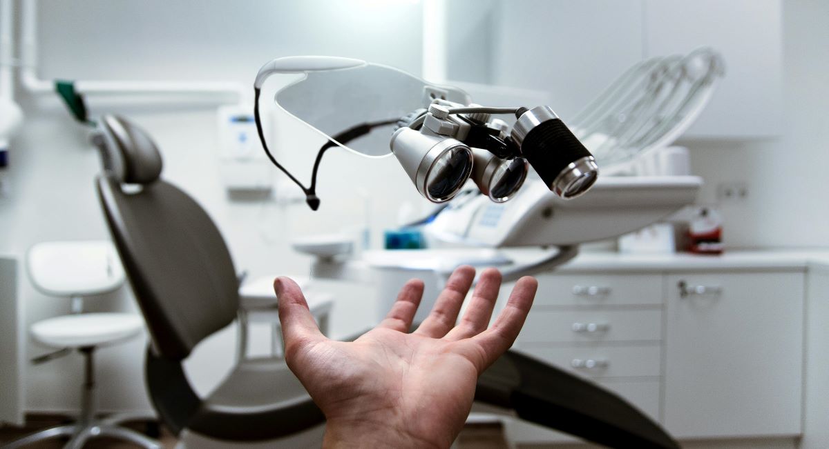 dentysta 11 Czy implanty są zdrowe na dłuższą metę? Analiza korzyści i ryzyka